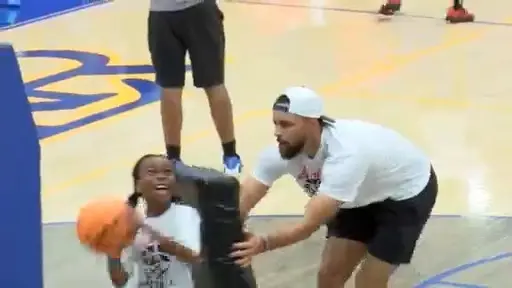 Steph Curry teams up with Moses Moody at annual youth basketball camp