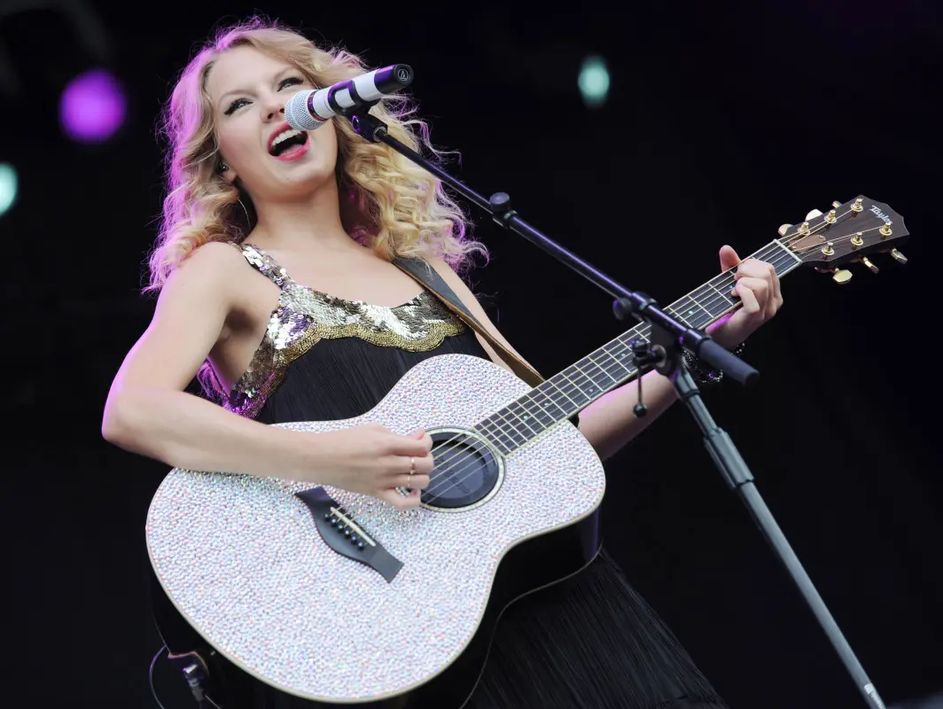 Taylor Swift Fans Were 'Transported to 2009' by Iconic Alt Rocker's 'Delightful' Cover of Early Hit
